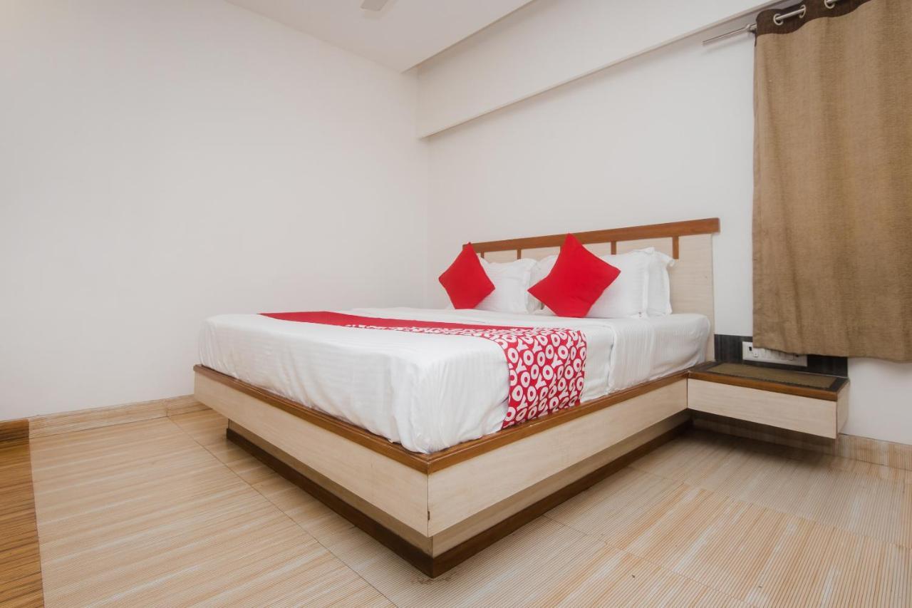 Vaccinated Staff - Capital O 13823 Hotel Praveen International Ulhasnagar Ngoại thất bức ảnh