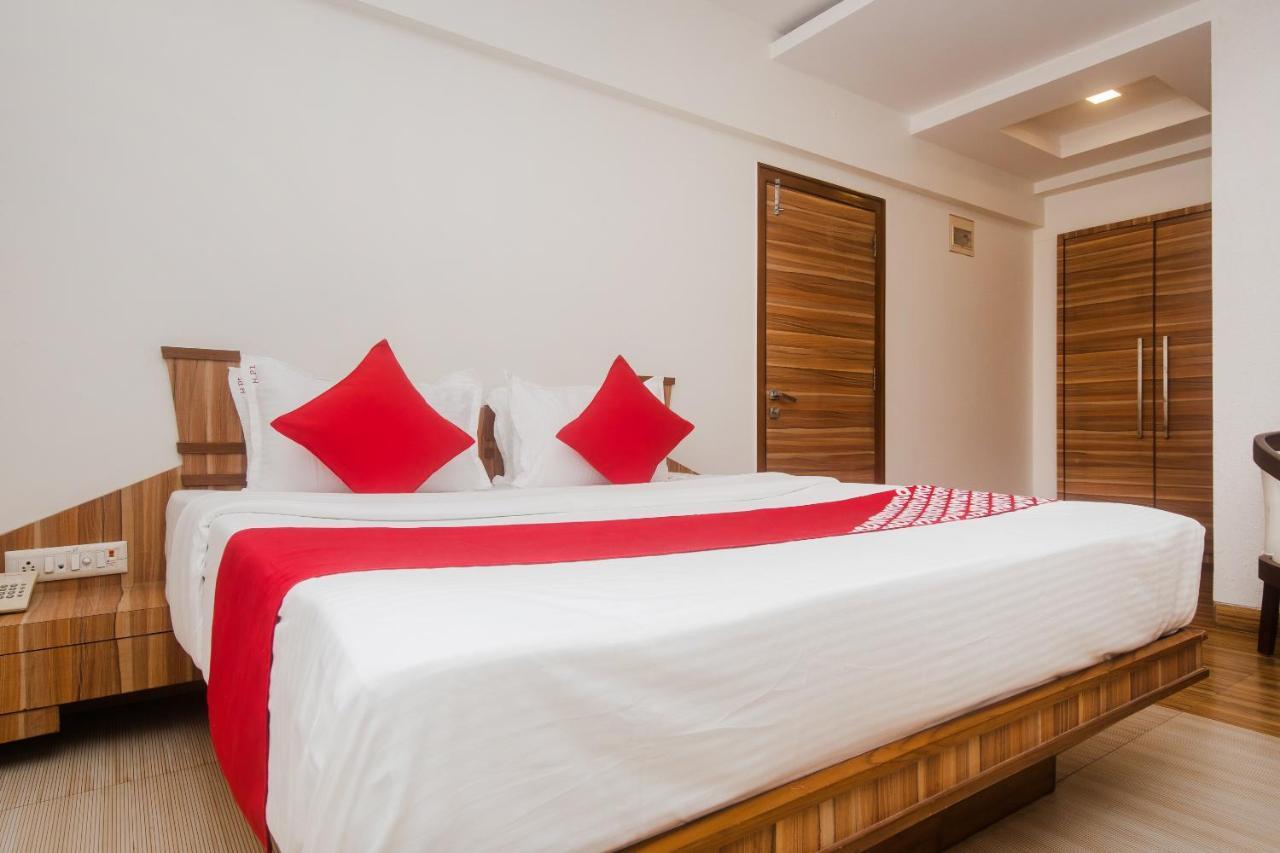 Vaccinated Staff - Capital O 13823 Hotel Praveen International Ulhasnagar Ngoại thất bức ảnh