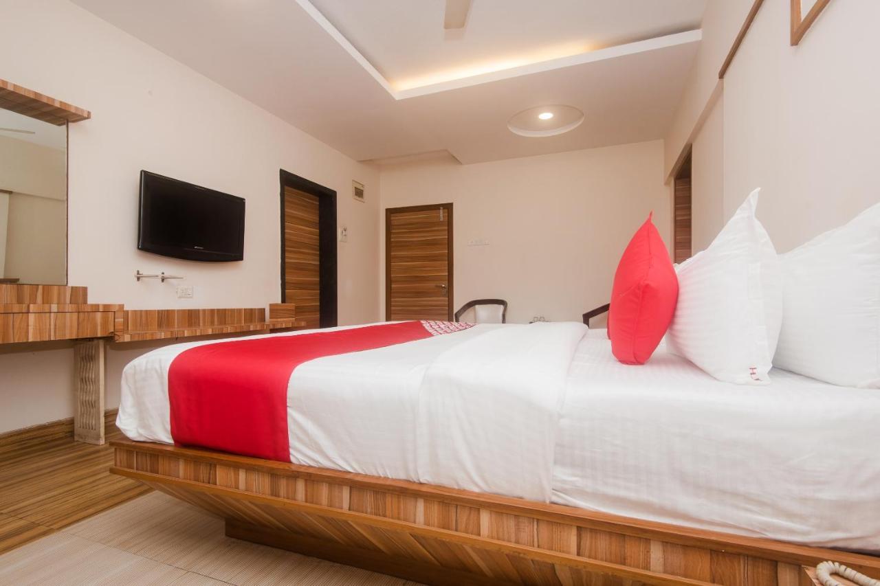 Vaccinated Staff - Capital O 13823 Hotel Praveen International Ulhasnagar Ngoại thất bức ảnh