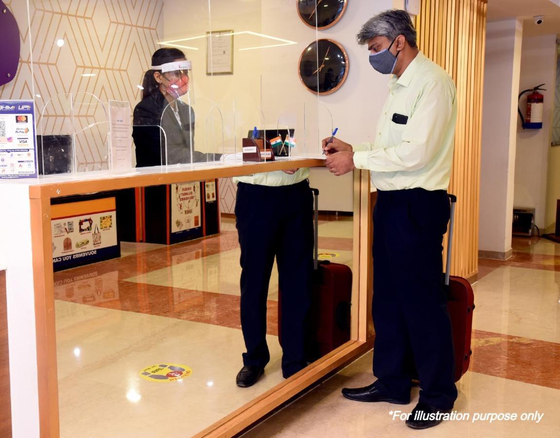 Vaccinated Staff - Capital O 13823 Hotel Praveen International Ulhasnagar Ngoại thất bức ảnh