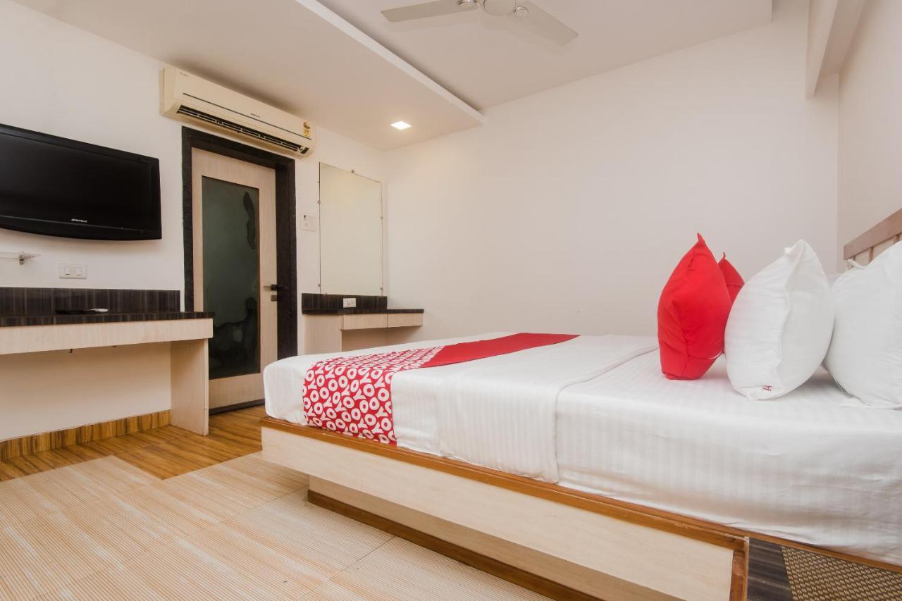 Vaccinated Staff - Capital O 13823 Hotel Praveen International Ulhasnagar Ngoại thất bức ảnh