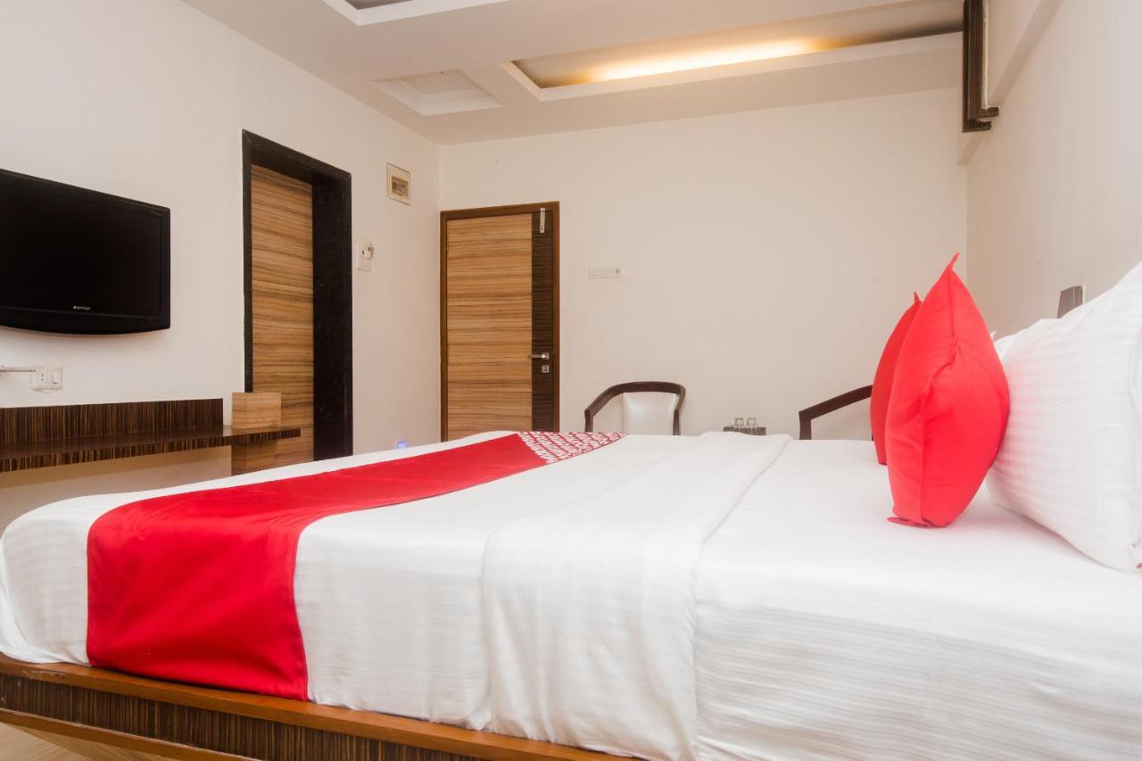 Vaccinated Staff - Capital O 13823 Hotel Praveen International Ulhasnagar Ngoại thất bức ảnh