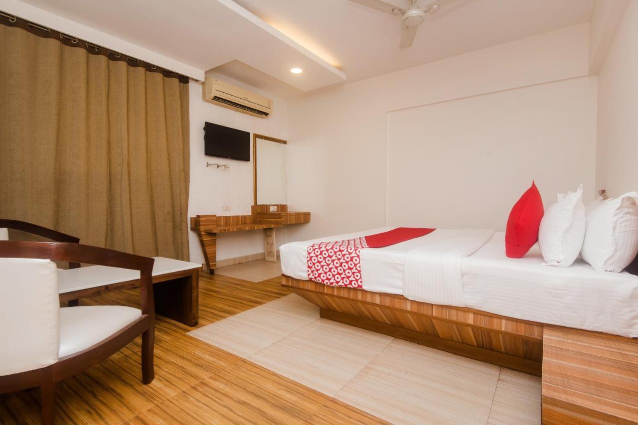 Vaccinated Staff - Capital O 13823 Hotel Praveen International Ulhasnagar Ngoại thất bức ảnh