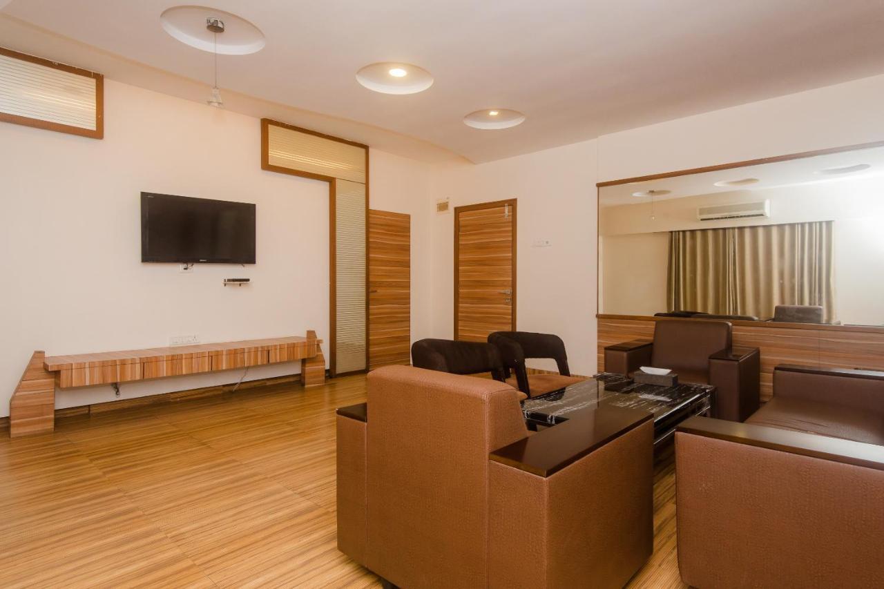 Vaccinated Staff - Capital O 13823 Hotel Praveen International Ulhasnagar Ngoại thất bức ảnh
