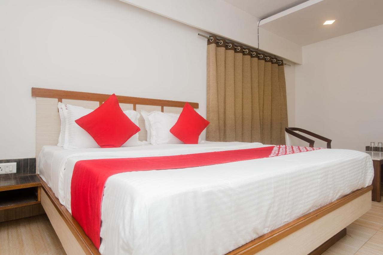 Vaccinated Staff - Capital O 13823 Hotel Praveen International Ulhasnagar Ngoại thất bức ảnh
